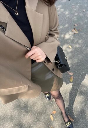 米色西装叠穿黑色高领